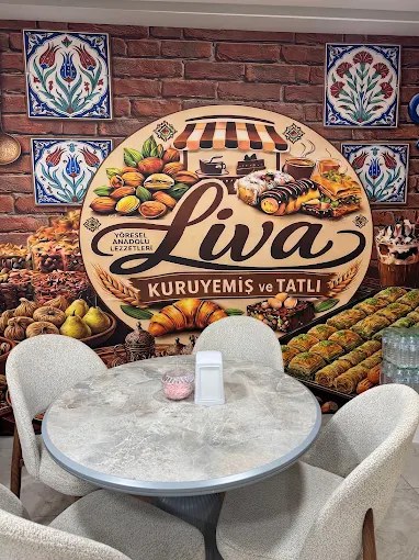 Liva tabelası, çini panolu tuğla duvar, masalar ve sandalyeler